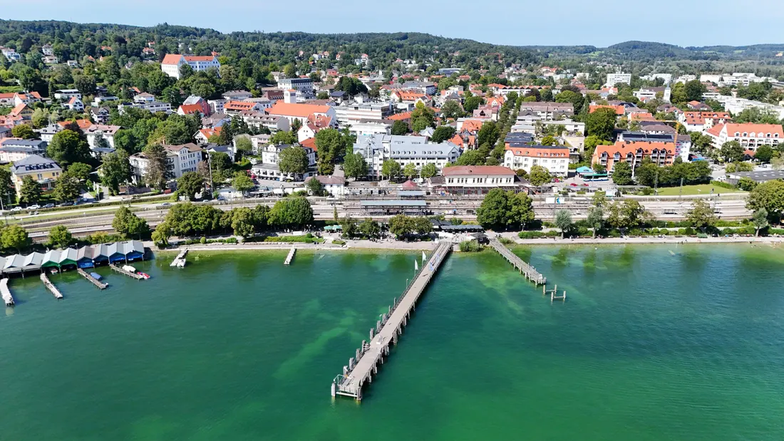 Luftaufnahme der Starnberger Seepromenade mit Steg