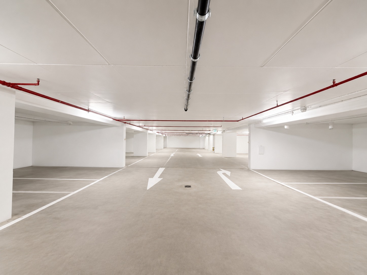 Renovierte Ebene −2 mit Fahrgasse und neuen Stellplatzmarkierungen