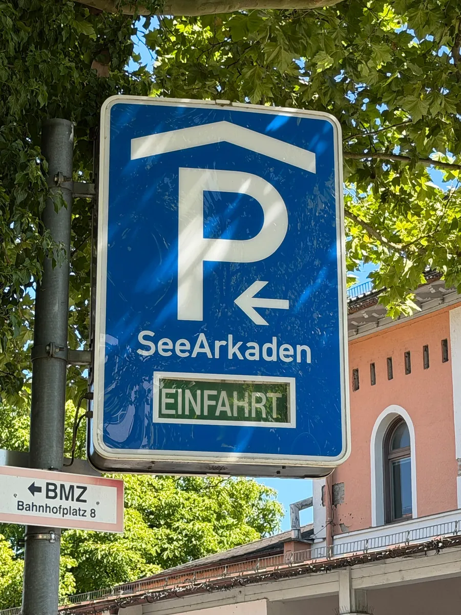 Parkleitschild SeeArkaden mit Frei-/Besetzt-Anzeige